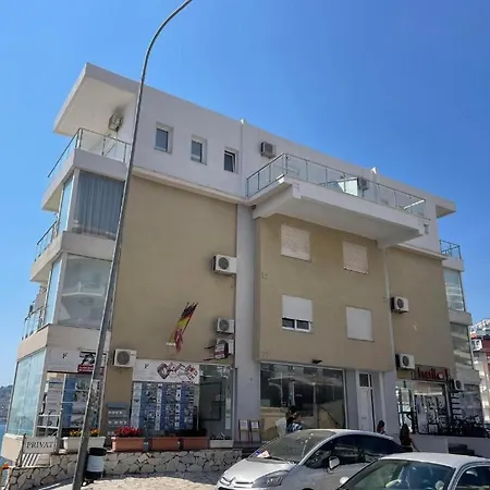 Golden 2 Apartment *